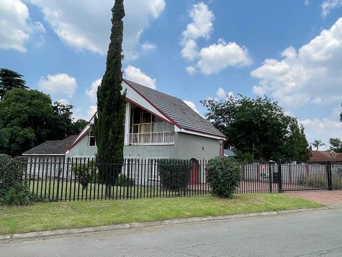 Property #2430511, House For Sale in Mackenzie Park