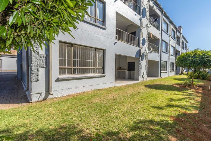 For Sale: Apartment in Northgate with pool, clubhouse, and secure parking.