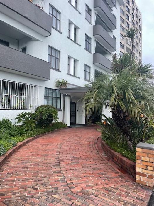 Sea Point Apartment To Rent: 2 bedrooms, near promenade, street parking only.
