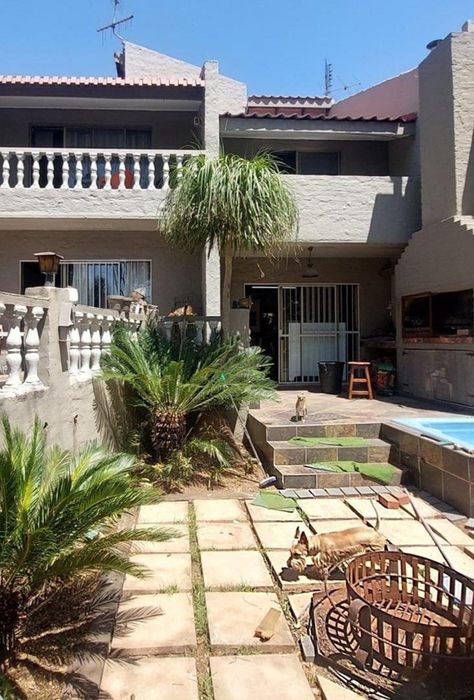 Hennopspark Townhouse For Sale: 3 beds, pool, Jacuzzi, secure complex amenities.