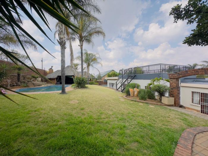For Sale: House in Mulbarton with 3 garages, pool, and security features.
