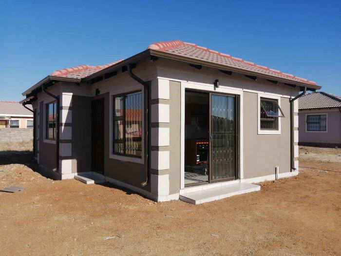 Selcourt House For Sale: 3 beds, secure estate, customizable finishes, near amenities.