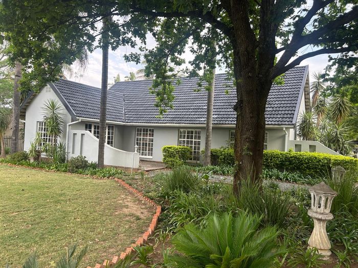 Dundee Central House For Sale: 4 beds, pool, garden, solar energy, carport.