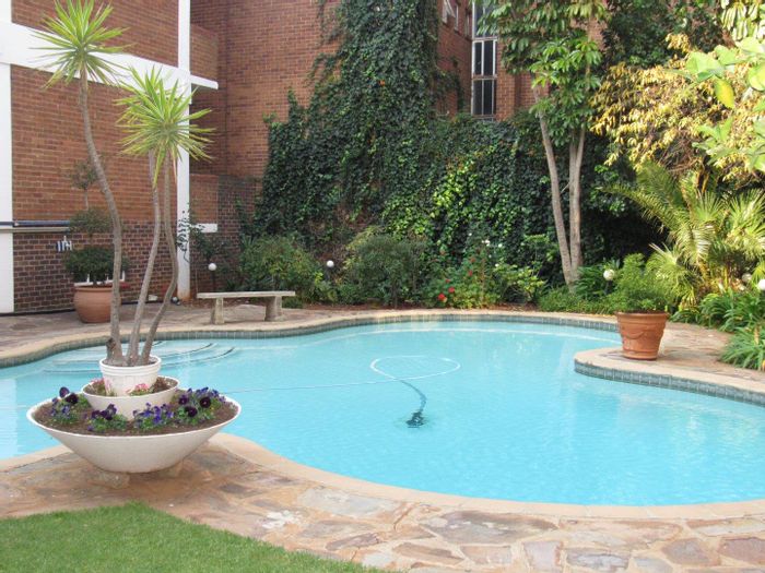 Riviera Apartment To Rent: 2 bedrooms, pool, gardens, 24-hour security, convenient location.