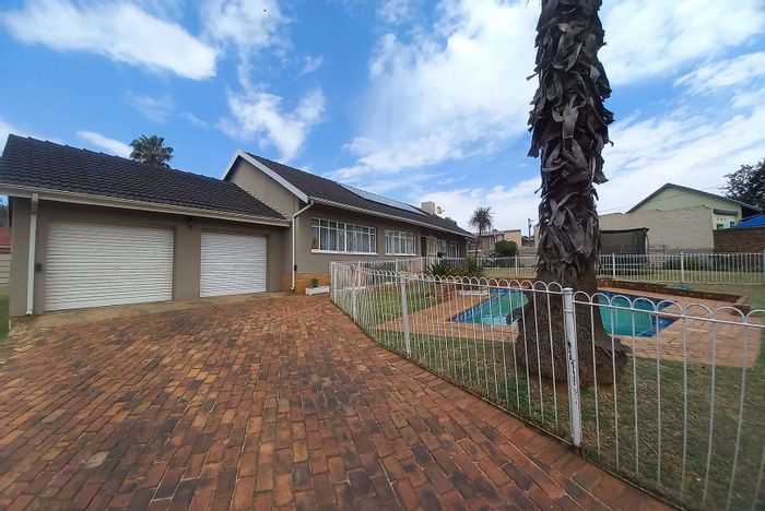 Edleen House For Sale: 3 Bedrooms, Pool, Garden, 4 Garages, Ideal Family Space.