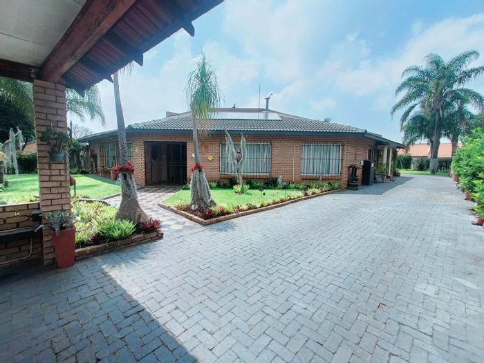 Zwartkop House For Sale: 4 beds, heated pool, 4 garages, secure living.