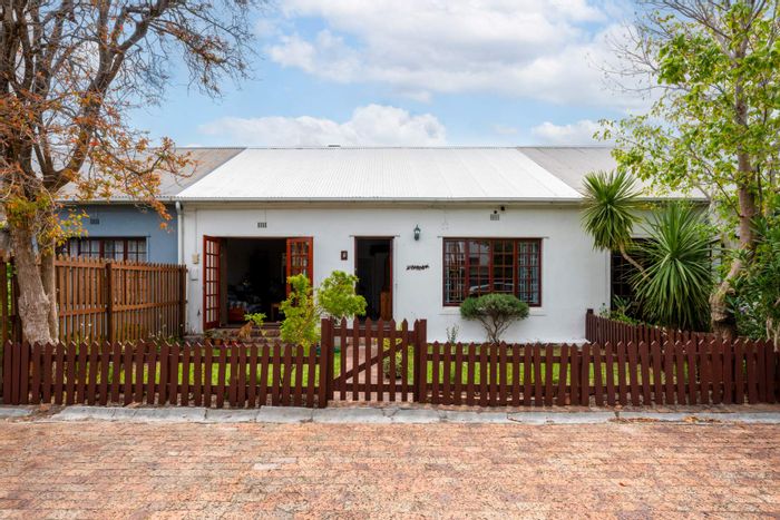 Wynberg House For Sale: Secure parking, outdoor spaces, open plan living, two bedrooms.