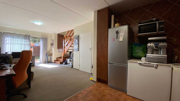 North Riding Apartment To Rent: 2 Bedrooms, private garden, secure complex, parking included.