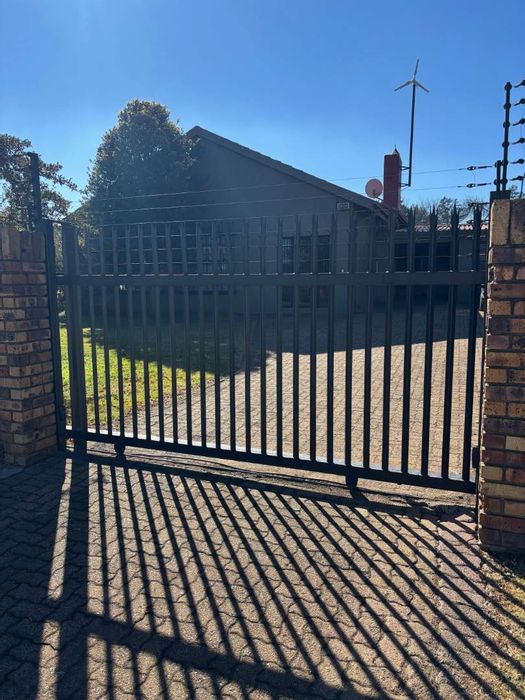 House for sale in Belfast Central with extensive amenities and entertainment spaces.