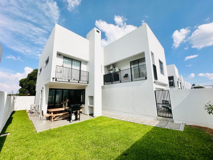 Stunning Bryanston Cluster for Sale: Spacious Living, Top Security, Prime Location!