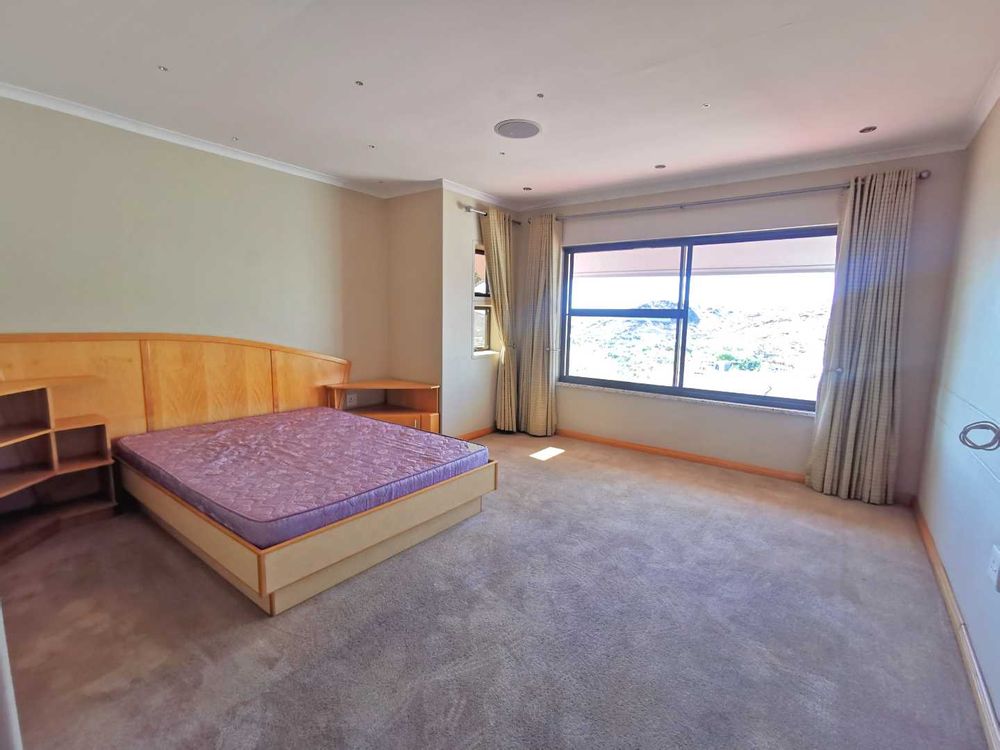 MAIN BEDROOM WITH FULL EN-SUITE 