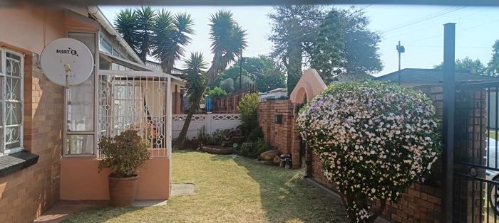 Newlands House For Sale: 4 beds, flatlet, garage for 5, entertainment area.