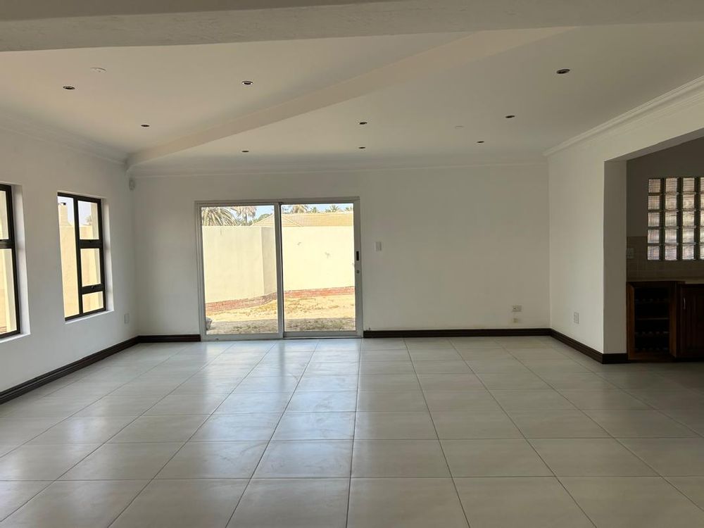 Dining room area next to the open plan kitchen opening onto the garden