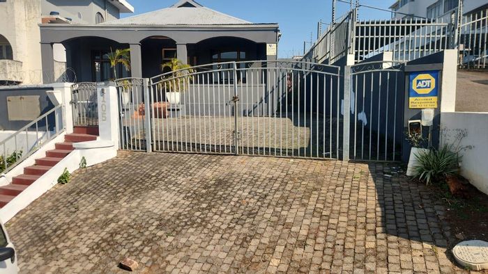 Essenwood Office To Rent: Prime location, parking, garden, fast Wi-Fi access.