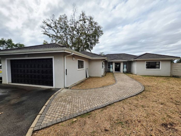 Kloof Central House To Rent: 4 bedrooms, pet-friendly garden, double garage, pool access.
