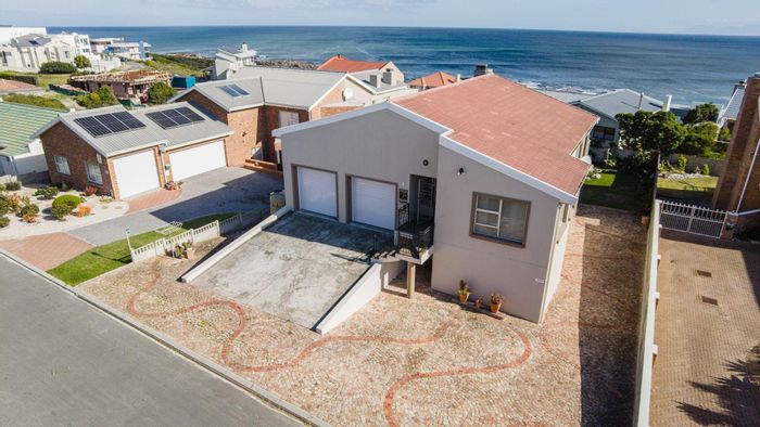 De Kelders House For Sale: Sea views, dual-living potential, close to beach.