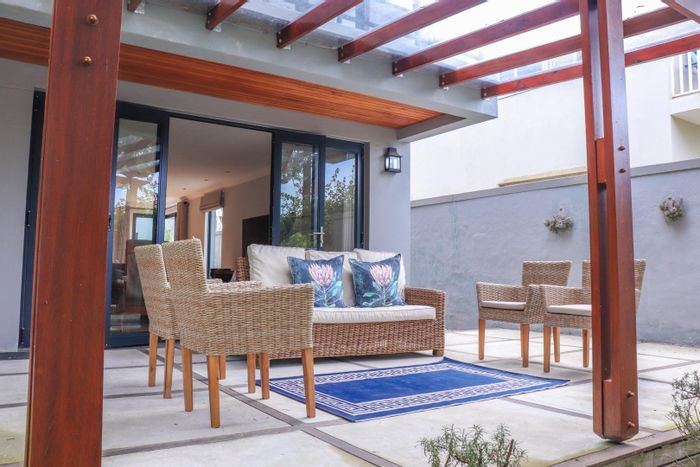 House To Rent in Voelklip: 6 bedrooms, private patio, secure parking, coastal views.