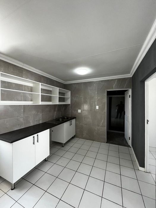 Cottage To Rent in Weybridge Park with 2 bedrooms, private space, and prepaid utilities.