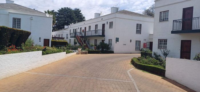 Saxonwold Apartment To Rent: 2 bedrooms, pool, private garden, 24-hour security.