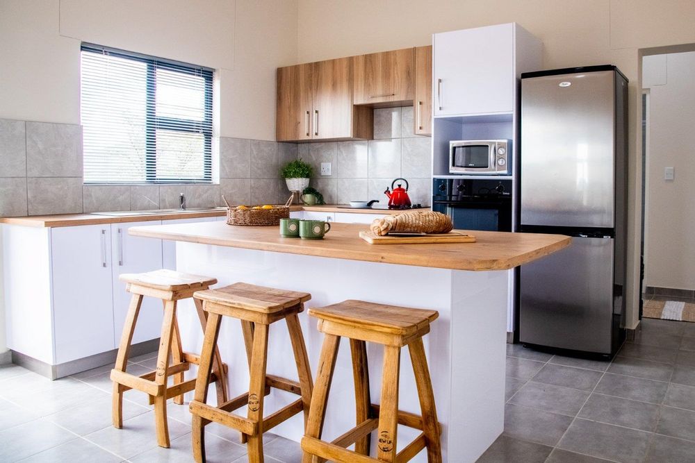 White gloss kitchen joinery with kitchen island.