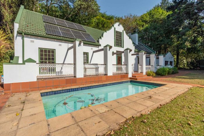 Kloof Central House For Sale: Spacious 6-bed home with pool, solar, and large yard.