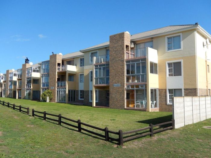 Hartenbos Central Apartment To Rent: Sea view, beach access, braai area, 2 bedrooms.