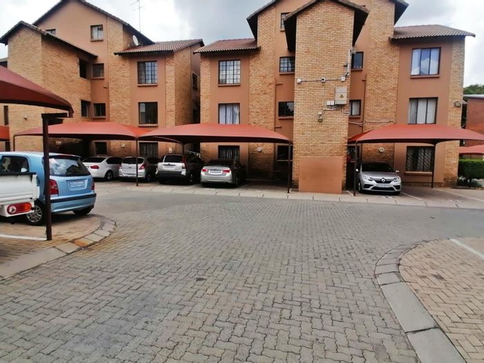 For Sale: 2-Bedroom Apartment in Benoni AH with garage and convenient access.