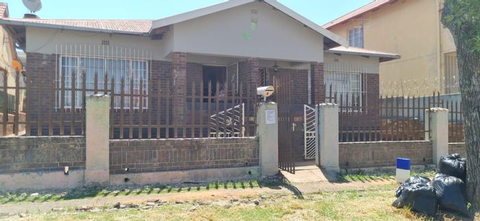 Investment opportunity in Rosettenville: 9 rental rooms, cottage, and potential expansion. For Sale.