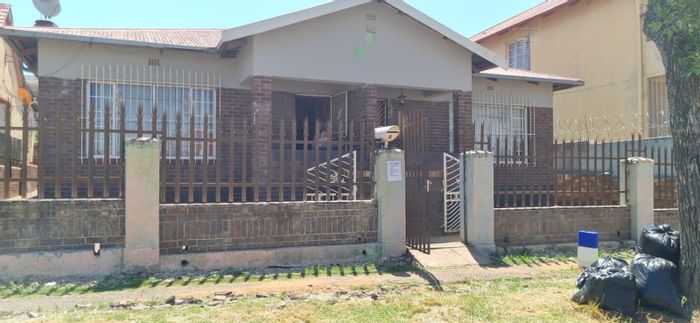 Investment Opportunity: 9-room house with cottage in Rosettenville, for sale. Great rental potential!