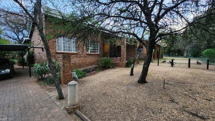 Cottage To Rent in Raslouw AH: 1 bed, 1 bath, 2 carports, spacious living.