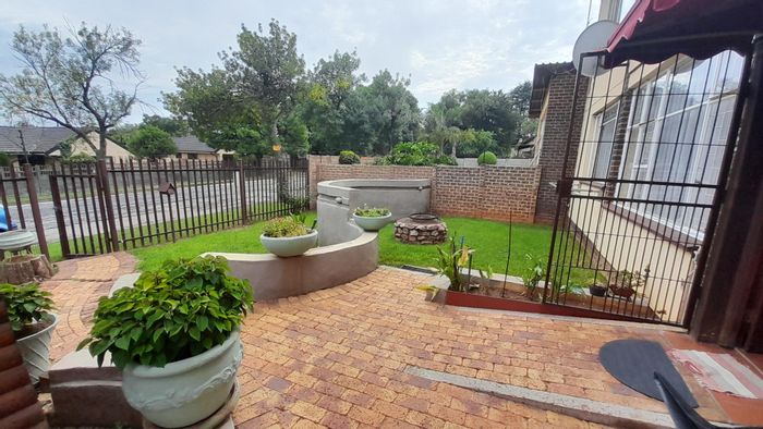 For Sale: Townhouse in Kempton Park Ext 5 with garden, garage, and security.