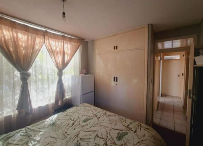 Sunnyside Apartment For Sale: 3 bedrooms, versatile space, garage, inviting lounge.