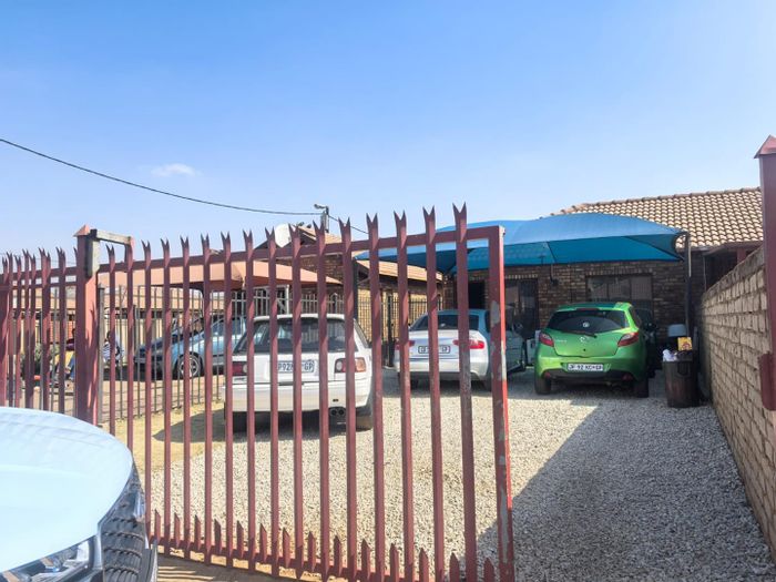 House To Rent in Soshanguve Ext: 2 Bedrooms, near shopping and schools.