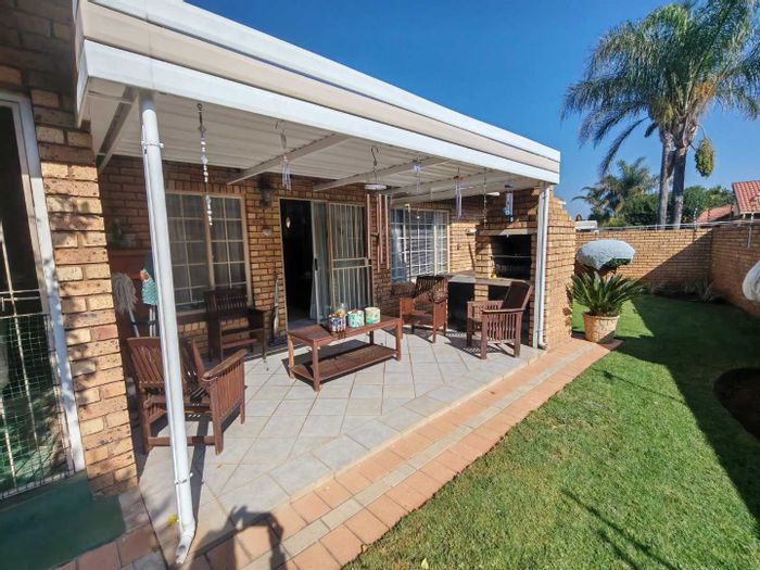 Eldoraigne Townhouse For Sale: 2 beds, patio with braai, near schools and shops.