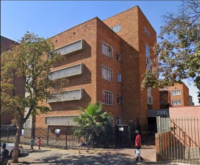 Sunnyside Apartment For Sale: 2.5 bedrooms, secure garage, open plan living space.