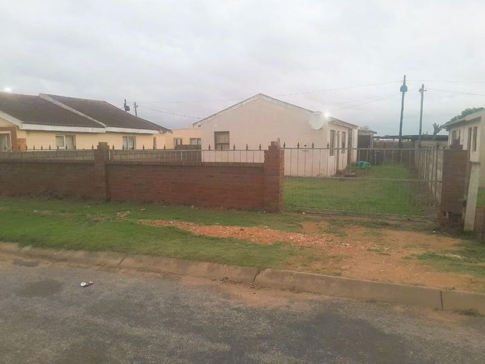 Motherwell Nu 5 House For Sale: Secure 2-Bedroom Home with Yard, Flatlets, and Storage