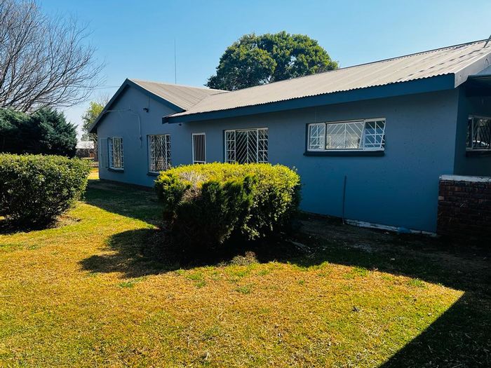 House to Rent in Bredell AH: 4 bedrooms, large garden, carport, open plan living.