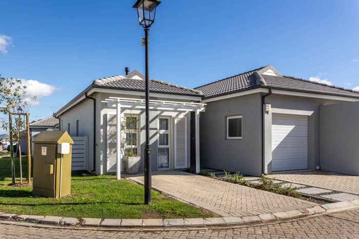 Paarl South House For Sale: 2 beds, 2 baths, patio with built-in braai.