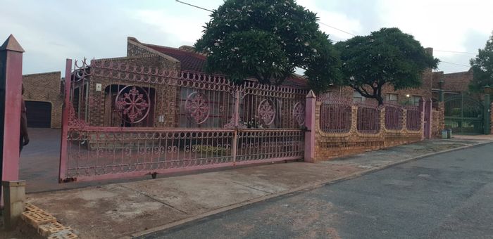 House for Sale in Soshanguve Ext: 3 beds, 2 baths, 3 garages, spacious yard.