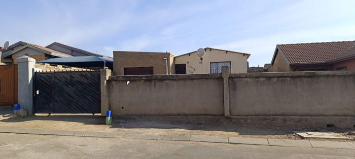 Investment-Ready House in Tembisa Central with Rental Potential and Extra Rooms!