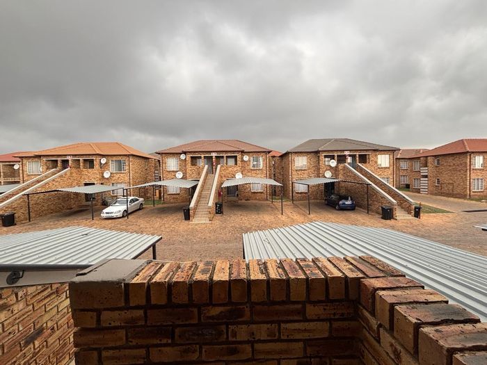 Elandspark Apartment For Sale: 2 Bedrooms, secure complex, dedicated parking, prime location.