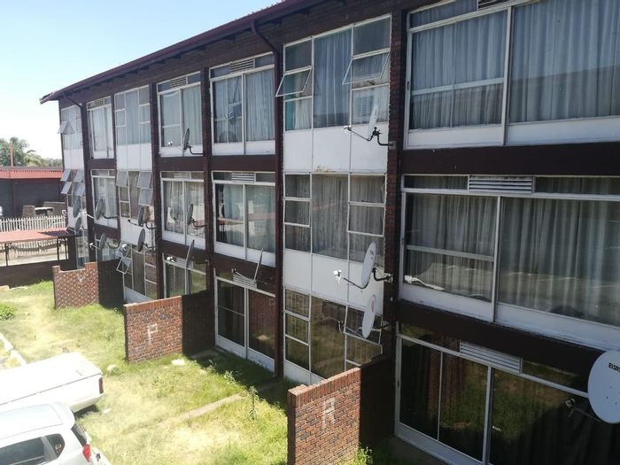 Germiston South Apartment To Rent: 1.5 Bedrooms, spacious lounge, near amenities.