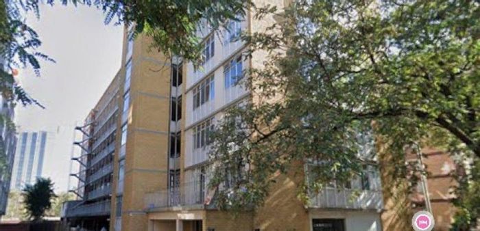 Sunnyside Apartment For Sale: 3 bedrooms, garage, inviting kitchen, cozy lounge.
