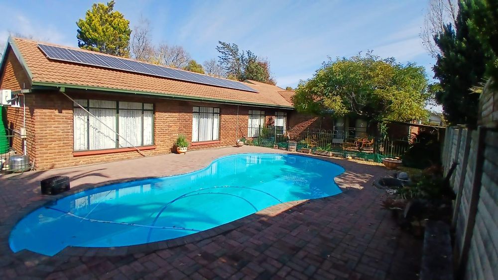 Side view with swimming pool and solar panels