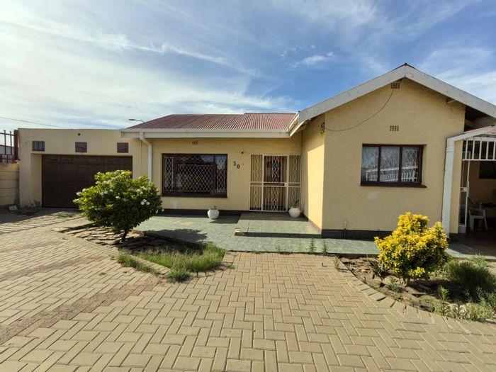 House to Rent in Diamant Park: 3 Bedrooms, Garage, Prepaid Electricity, Water Included.