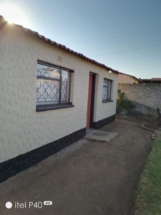 2-Bedroom House for Rent in Tladi with Spacious Yard and Great Security!