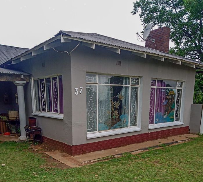 5-Bedroom House For Sale in Villiers Central with spacious yard and double garage.