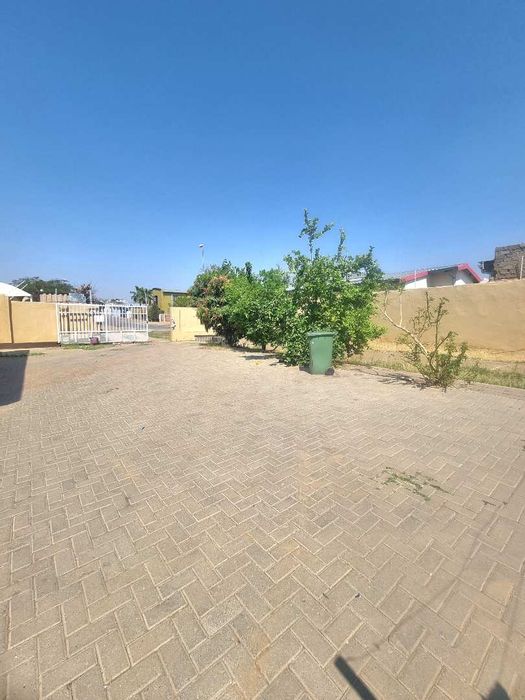 Dorado Park House For Sale: Three bedrooms, approved en-suite plans, spacious kitchen, security features.