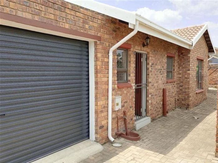 For Sale: Pomona House with open-plan living, garage, security, and outdoor braai.