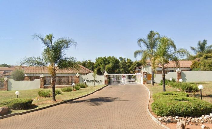 2-Bedroom Townhouse in Moreleta Park To Rent with garden, garage, and pool access.